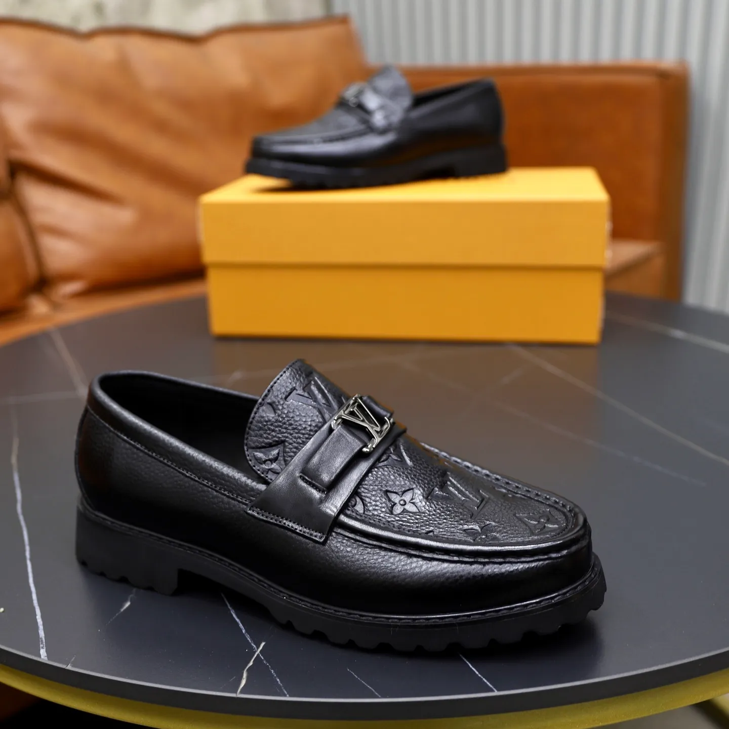 Ex-factory price: 600💰Louis Vuitton LV men's classic Oxford shoes, men's business formal boutique leather shoes, classic style, almond kernel exquisite toe, ultimate art, the whole shoe is made of imported cow leather (open edge beads), carefully selected, fine pores, excellent gloss, soft texture, strong toughness, durable and not easy to deform, apricot fetal cowhide leather lining, soft and comfortable, sweat-absorbent and breathable. Foam outsole, original box and dust bag packaging! Size: 38–44 (45/46 customized)